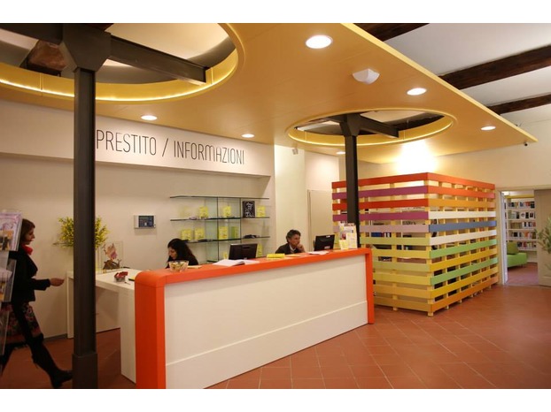 spazio accoglienza bancone prestito e informazioni