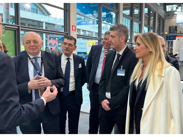 Il sindaco Silvia Chiassai Martini al "Key -The Energy Transition Expo" di Rimini con il modello "Fondazione CER Italia"