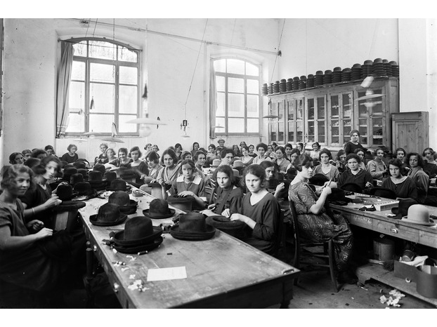 010 - 1920-30. 069 - ARCHIVIO VESTRI BIBLIOTECA COMUNALE OOA_0011 PPT_0038 Anni 20-30 Cappellificio La Familiare Rep- Finissaggio superf.feltri Corr.jpg